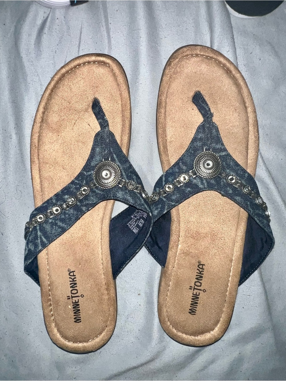 Minnetonka Silverthorne 360 thong sandals in a blue denim color size 13